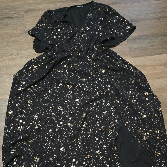 BloomChic Dresses & Skirts - BloomChic Black and Gold Starry Dress